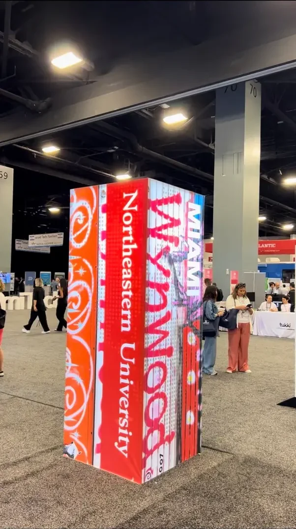 this square column is a simple but effective way to use trade show displays